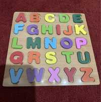 Puzzle din lemn cu litere mari , mici si cifre