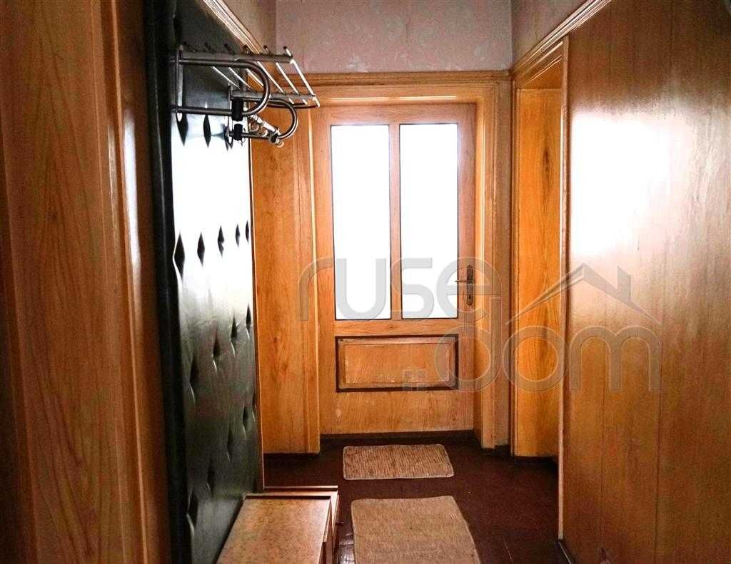 Продава етаж от къща