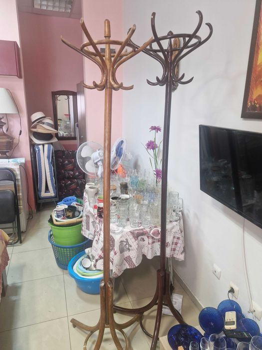 Продава се виенска дървена закачалка