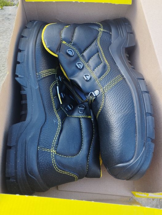 Bocanci cu bombeu metalic noi Nr 44/90 lei