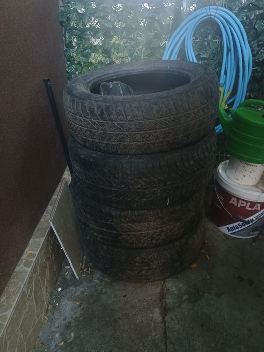 Vând anvelope auto