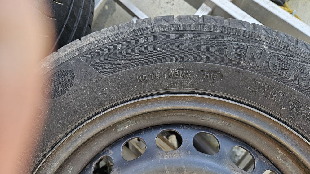 Vând  anvelope de vara Michelin . 195/65 R15 + jante