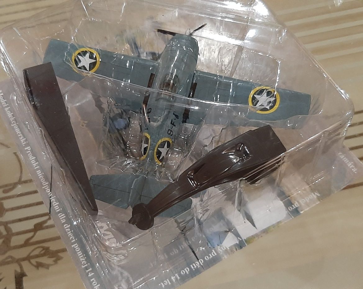 Метален макет на американски боен самолет Grumman F4F Wildcat+списание