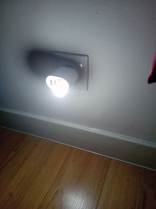 Lampa de veghe - se conectează la încărcător