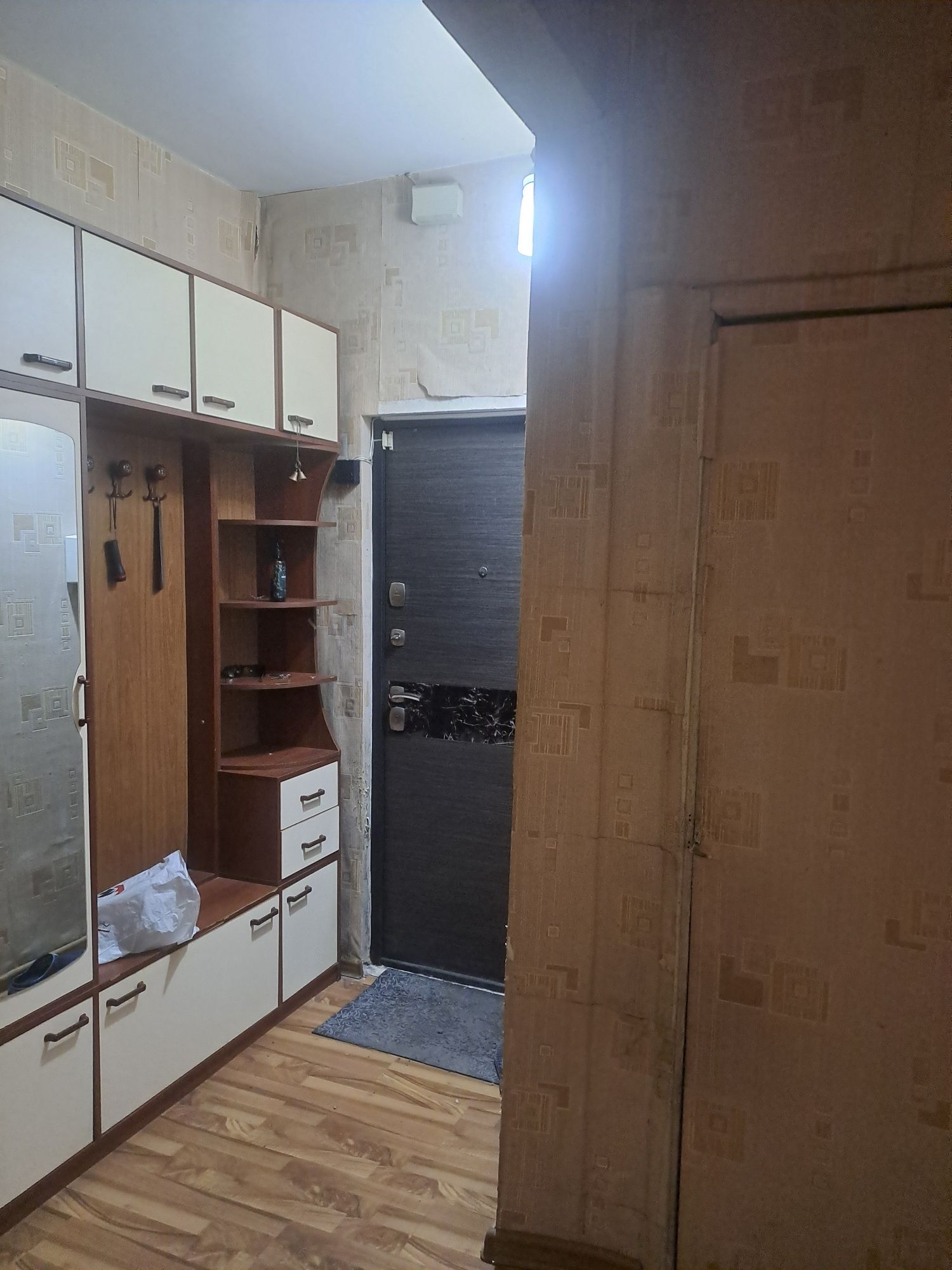 Юнусабад-11 продаю 3/1/4, Балкон 2х6. Ориентир Хавас, метро.