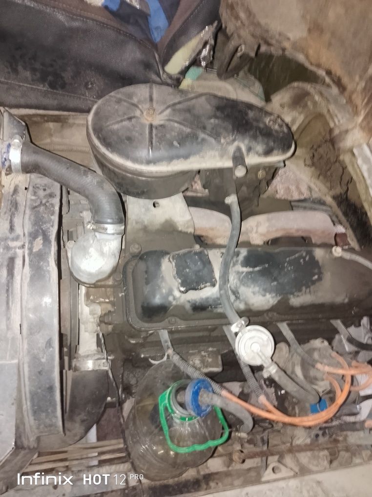 Uaz yurib turgan moshina matori yangi balon yangi benzin