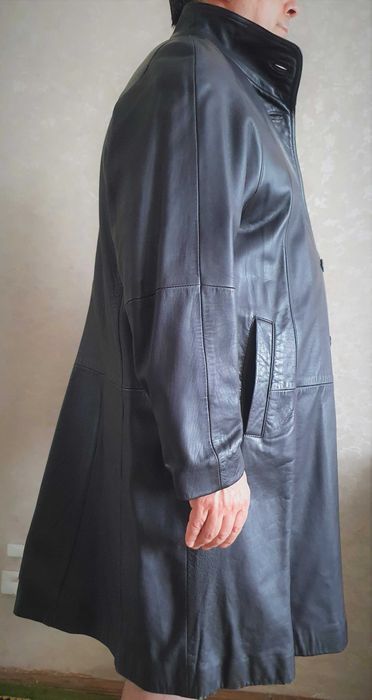 Vând haină de piele