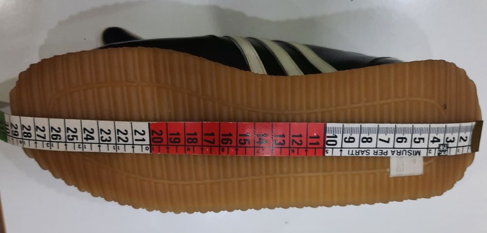 Adidași din piele confecționați manual