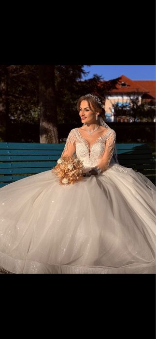 Vand rochie de mireasa alba+voal lung+crinolina
