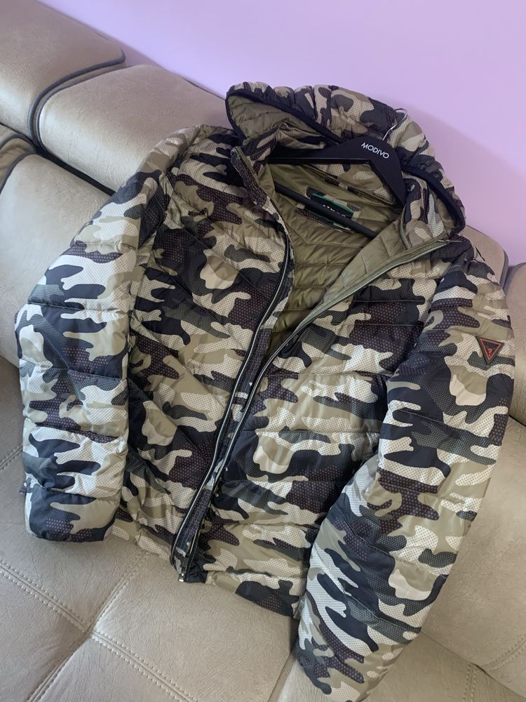 Guess - мъжко яке за пролетта