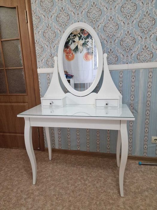 Продам столик с зеркалом ,туалетный столик.