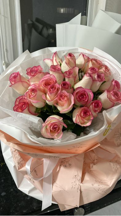 Цветы свежые, не дорого, очень красивый букет, белые розы 70 см, 25 шт