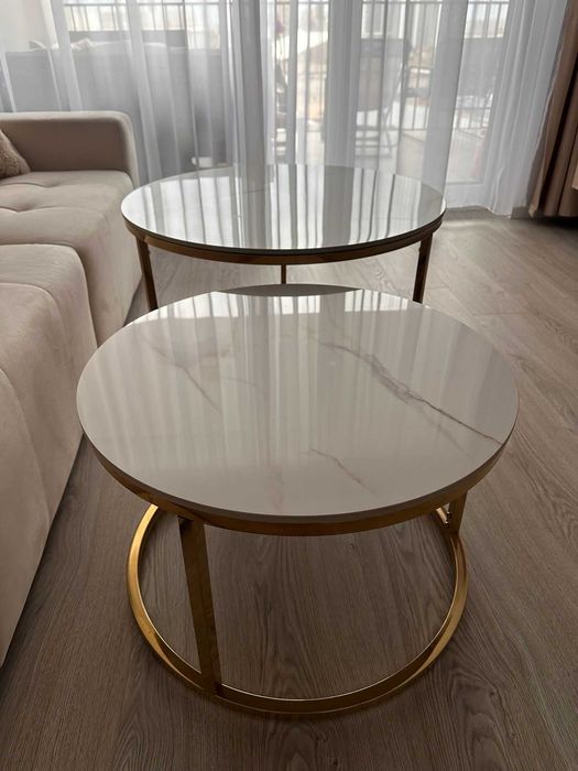 Set măsuțe de cafea aurii cu blat tip marmură – design elegant, ca noi