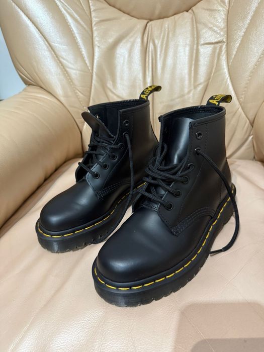 Bocanci Dr. Martens originali – model 1460, negri, mărimea 37
