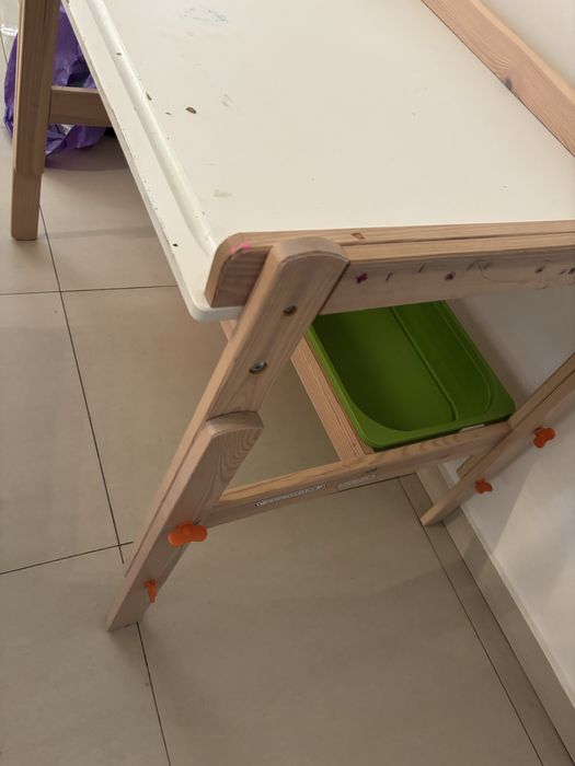 Birou Ikea cu inaltime  reglabilaeglabila si doua cutii