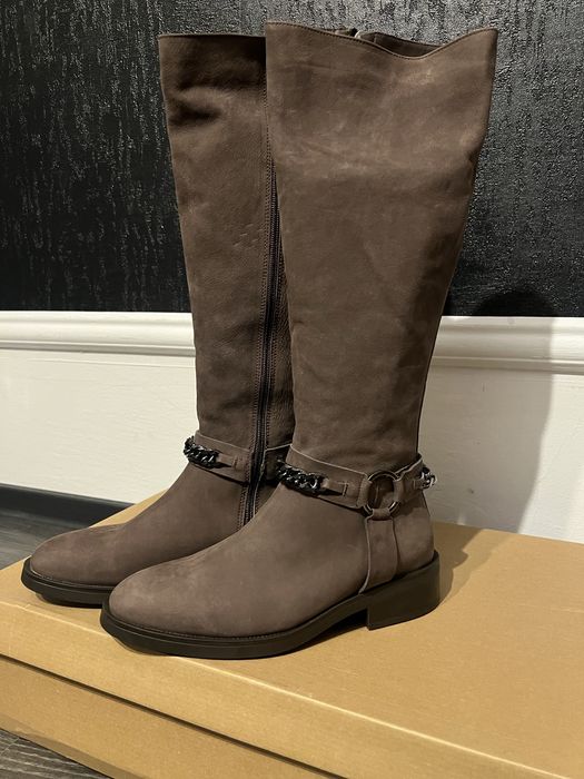 Cizme noi , doar probate .