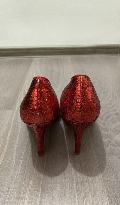 Vând pantofi noi marimea 40