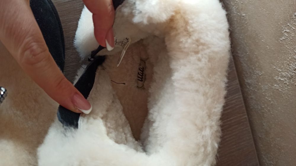 Боти естествен велур и вълна.