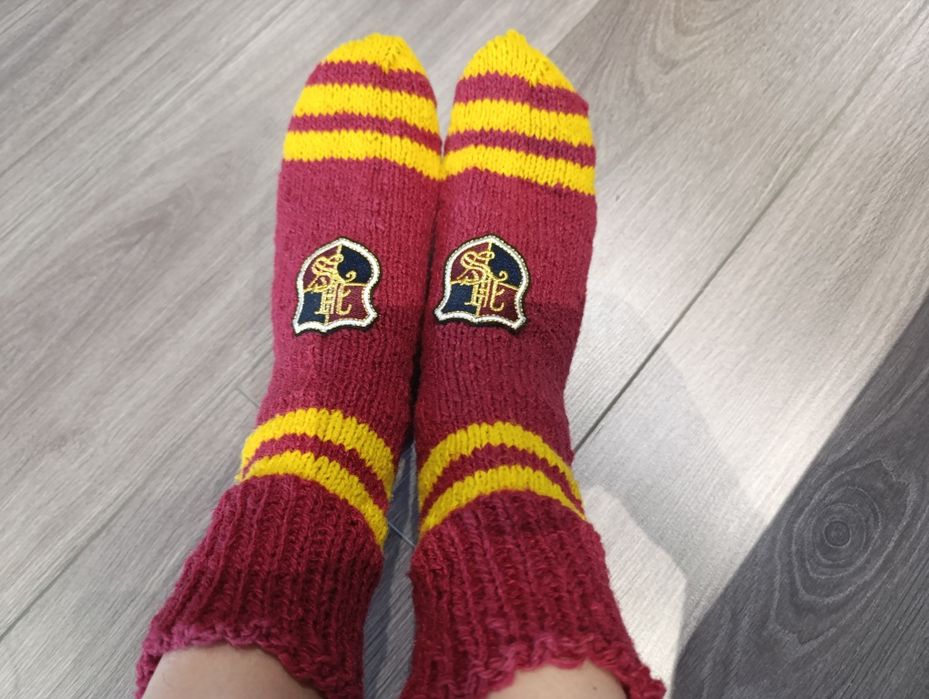 Для настоящих фанатов Гарри Поттера,вязаные носки Гриффиндора