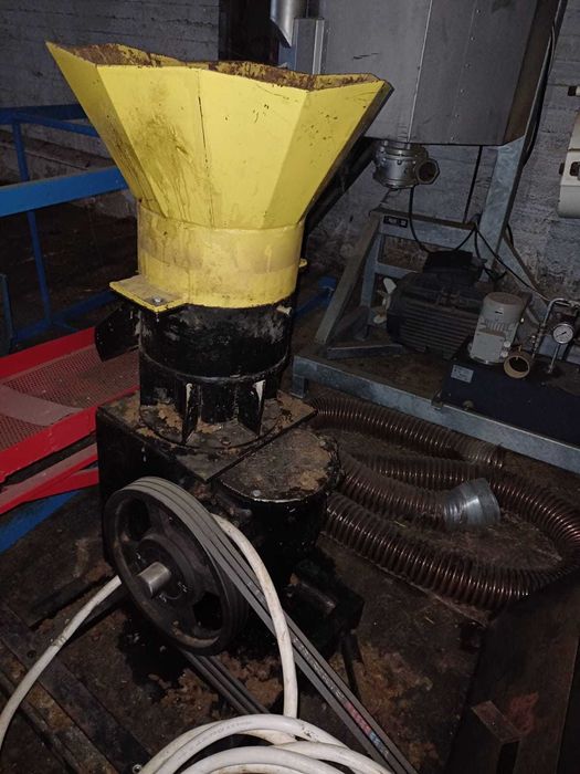 Se vinde presă peleti stivuitor rampa tir