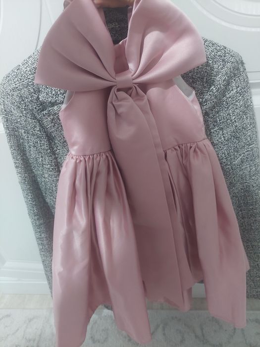 Продам недорого платье  на девочку