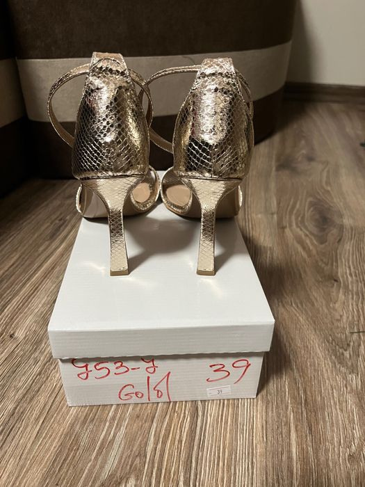 Златни сандали токчета