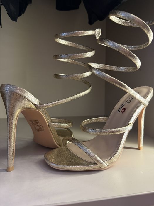 Златисти сандали на висок ток