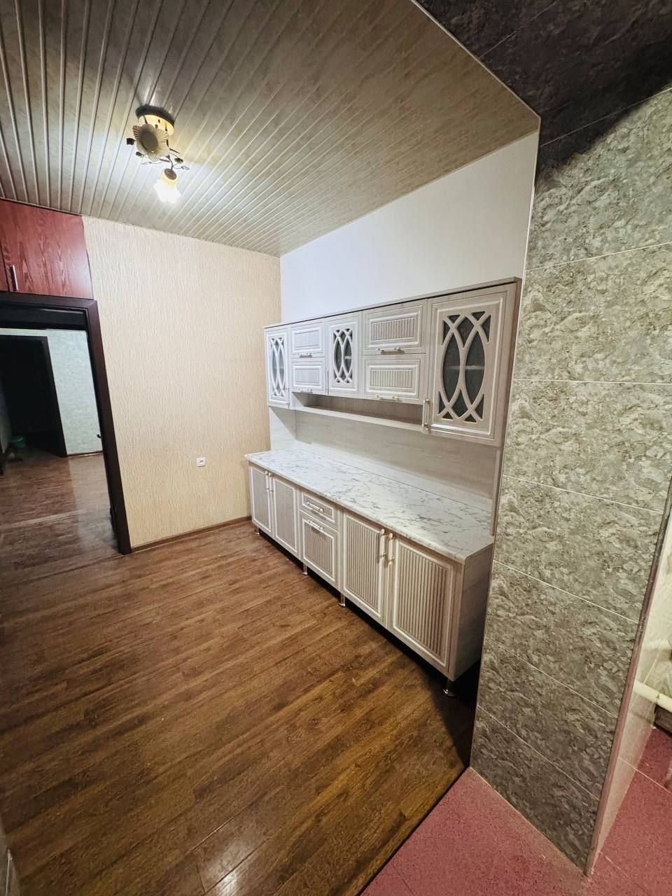 Срочный сдаётся квартира жарарик махалла 4 хоналий пустой 450$ оканчат