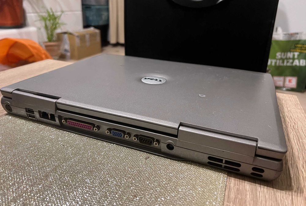 Laptop Dell Latitude D800 încărcător, Windows XP, mic defect ecran