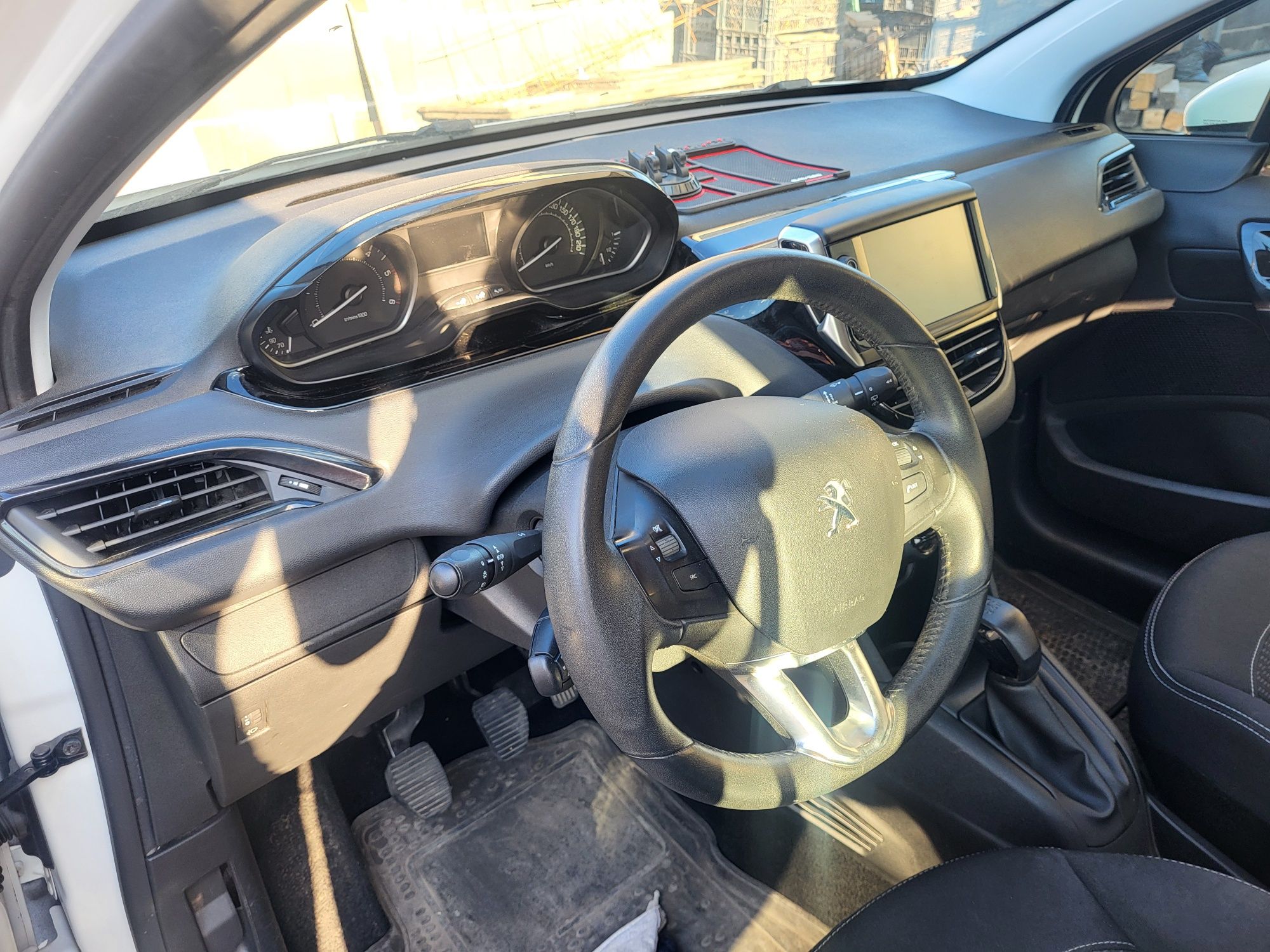 Продавам Пежо 208 Peugeot