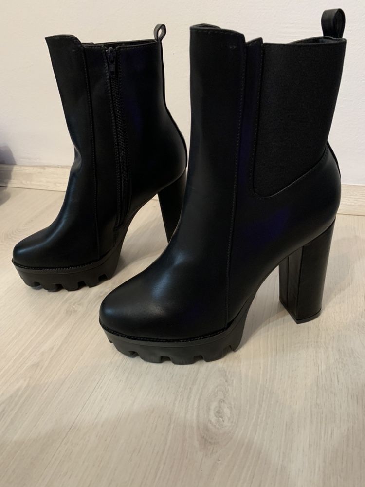 Botine cu toc negre