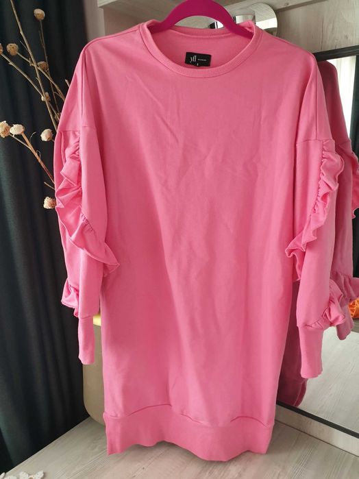 Спортна розова рокля с волани по ръкавите