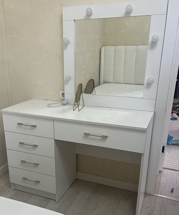 Туалетный  столик