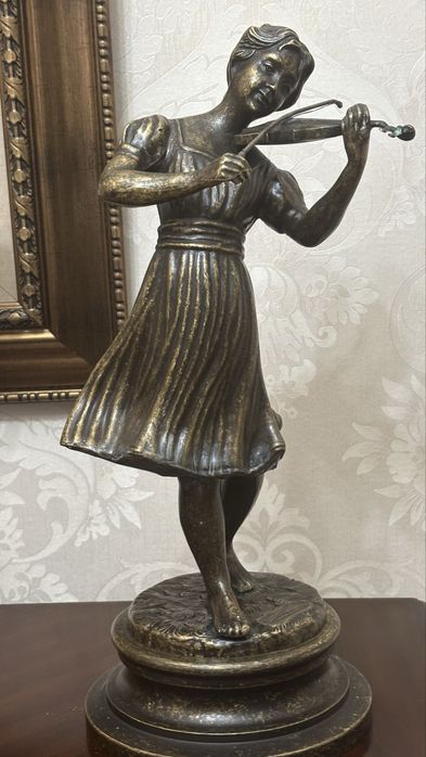 Statueta din bronz…Semnata .
