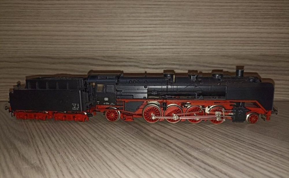 Locomotiva BR 41 , producător Marklin 
Roți metalice izolate, se poate