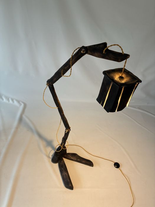Lampadar handmade din lemn de salcam ars
