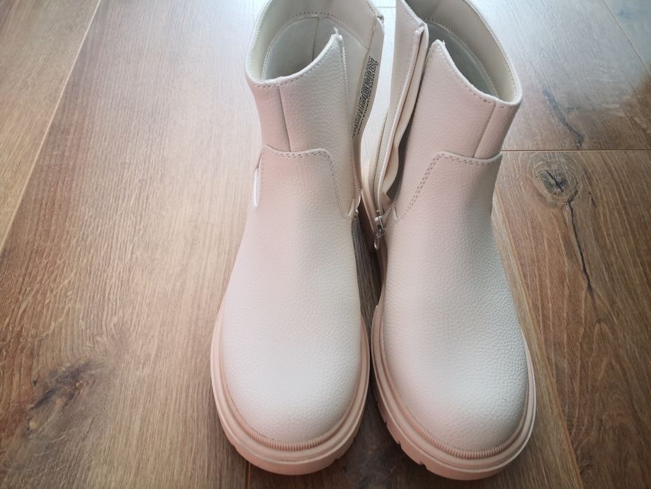 Чисто нови боти за момиче