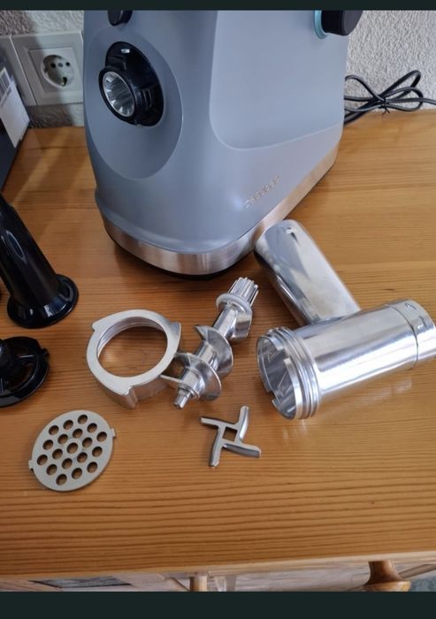 Crusher 1400 1360W електрическа месомелачка, с 1 нож и 3 режещи плочи.