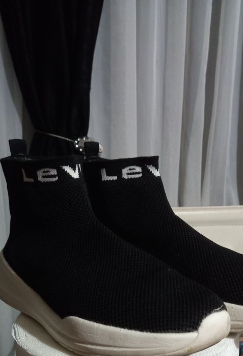 Adidas unisex  levis