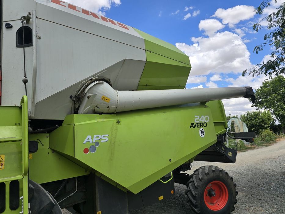 De vânzare combină CLAAS AVERO 240 APS,an fabricație 2013