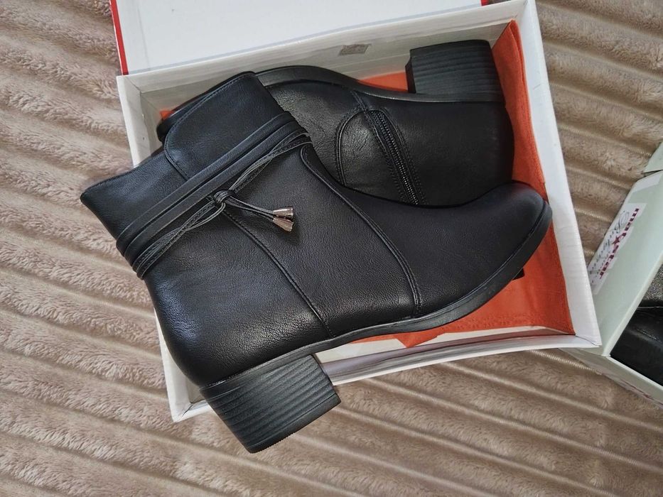 Два чифта дамски обувки - нови - 45 лв.