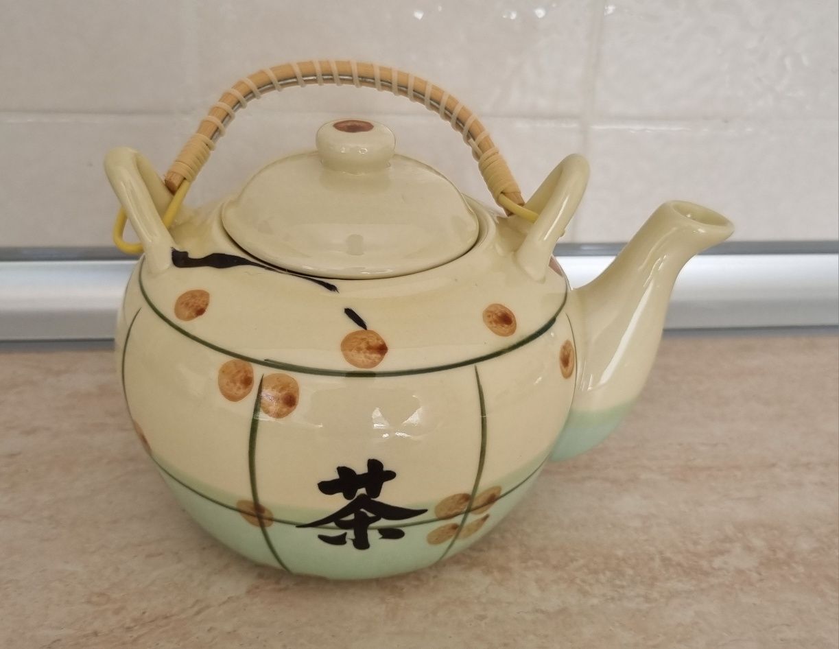 Комплект чаши за чай и чайник