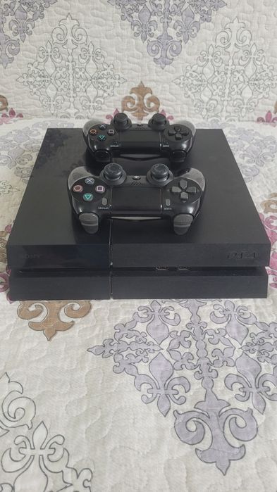 Vând ps4 + 2 console + 6 jocuri