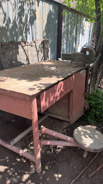 Продам слесарный верстак с тисками ,металический стол