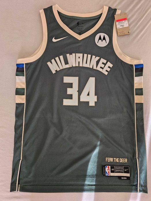 Потник на Milwaukee Bucks с автограф от Giannis Antetokounmpo