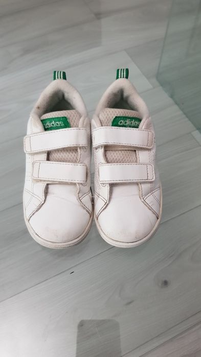 Vand adidasi de copii in stare buna