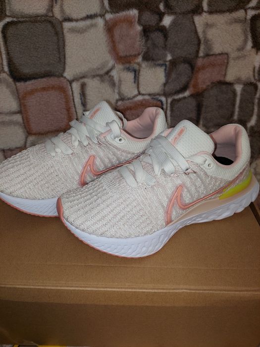Adidasi Nike 36 fete