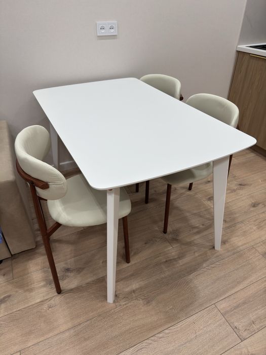 Продам стол со стульями 4 шт