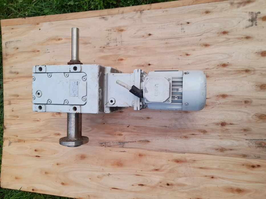 Motor trifazic cu reductor