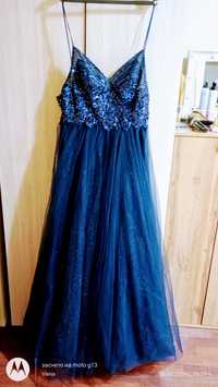Бална рокля в кралско синьо